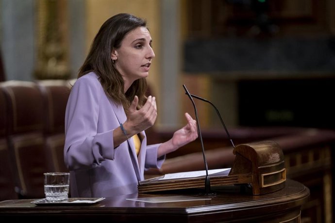 La diputada de Unidas Podemos en el Congreso por Baleares, Lucía Muñoz, interviene durante una sesión plenaria, en el Congreso de los Diputados, a 21 de febrero de 2023, en Madrid (España). 