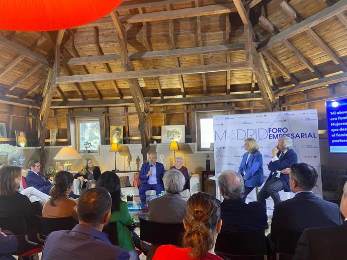 El periodista Ángel Expósito presenta su libro 'Mi abuela sí que era feminista'