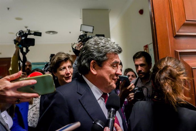 El ministro de Inclusión, Seguridad Social y Migraciones, José Luis Escrivá (c), sale de la comparecencia en la Comisión del Pacto de Toledo en el Congreso de los Diputados, a 15 de marzo de 2023, en Madrid (España).