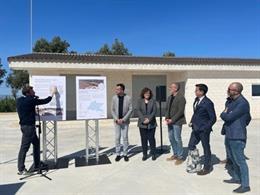 Autoridades durante la inauguración de la depuradora