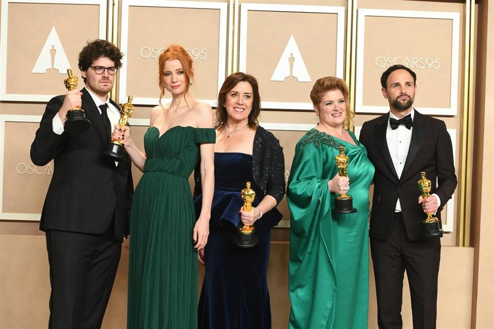 Daniel Roher, Odessa Rae, Diane Becker, Melanie Miller y Shane Boris, posan con los premios Oscar al mejor documental por la película 'Navalni'