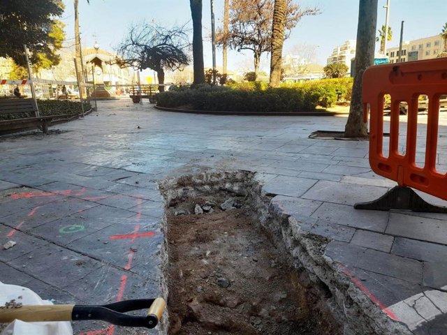 Aparecen restos de la muralla antigua de Palma en las obras de la plaza de España.