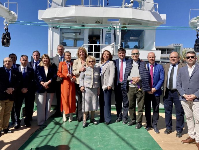 La consejera de Agricultura, Pesca, Agua y Desarrollo Rural, Carmen Crespo, amadrina el nuevo pesquero.