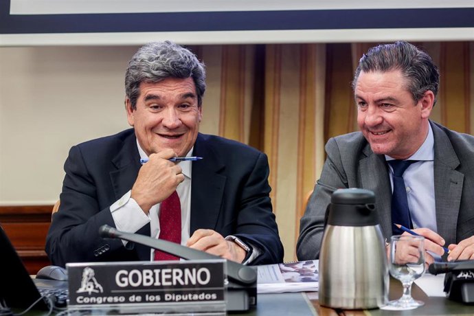 El ministro de Inclusión, Seguridad Social y Migraciones, José Luis Escrivá (i), y el vicepresidente Segundo de la Comisión de Seguimiento y Evaluación de los Acuerdos del Pacto de Toledo