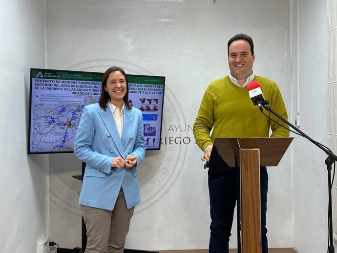 La delegada de Fomento, Articulación del Territorio y Vivienda, Cristina Casanueva, y el alcalde de Priego de Córdoba, Juan Ramón Valdivia, en rueda de prensa.