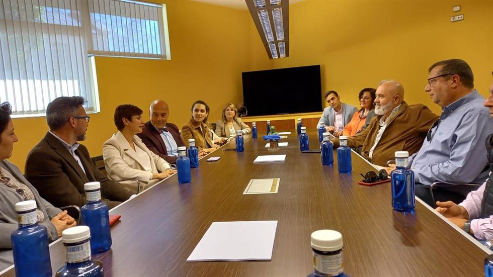 Isabel Rodriguez y Antonio Hurtado (izda., centro), en su reunión con responsables de Comercio Córdoba (dcha.)