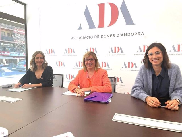 La presidenta de la Associació de Dones d'Andorra, Mònica Codina, en el centro, durante la presentación de la propuesta de permiso por nacimiento