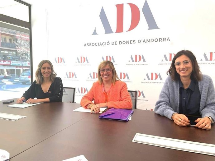 La presidenta de la Associació de Dones d'Andorra, Mnica Codina, en el centro, durante la presentación de la propuesta de permiso por nacimiento
