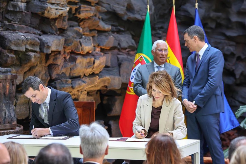 La ministra de Transporte, Movilidad y Agenda Urbana, Raquel Sánchez (d), firma un acuerdo con su homólogo de Portugal, en presencia del primer ministro de la República Portuguesa, Antonio Costa (i) y el presidente del Gobierno, Pedro Sánchez