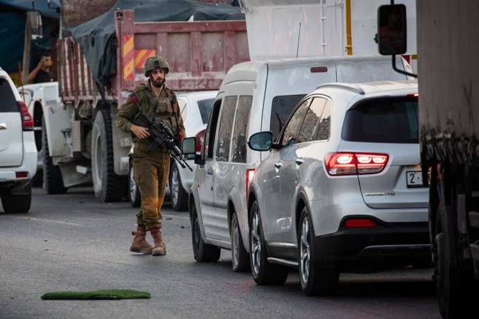 Archivo - 09 October 2022, Israel, Jerusalem: An Israeli soldier blocks the entrance to Shuafat refugee camp as Israeli Police and Security services are searching for a shooter after an Israeli soldier was killed in an attack on a checkpoint in East Jer