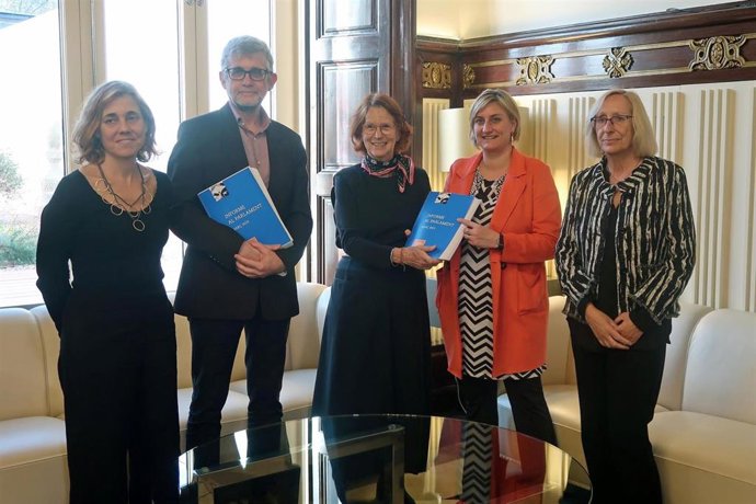 De izquierda a derecha, los adjuntos del Síndic de Greuges, Maria Jesús Larios y Jaume Saura, la síndica de Greuges, Esther Giménez-Salinas, la vicepresidenta primera del Parlament, Alba Vergés, y la vicepresidenta segunda, Assumpta Escarp