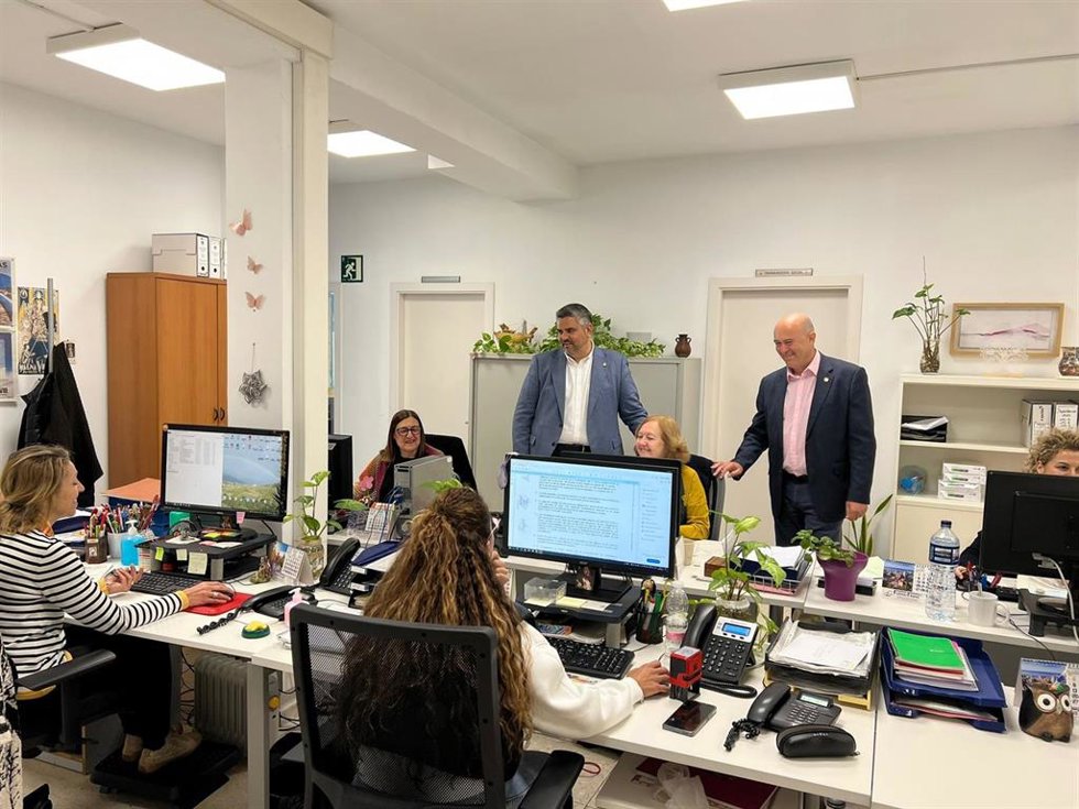 El alcalde, Josele González, y el concejal de Servicios Sociales, Hipólito Zapico.