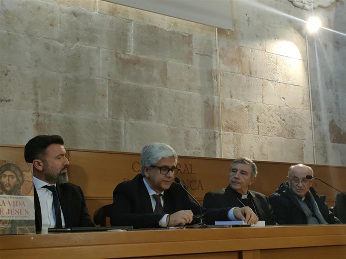 El periodista italiano Andrea Tornielli, segundo por la izquierda, en la presentación de su libro 'La vida de Jesús' en Salamanca.