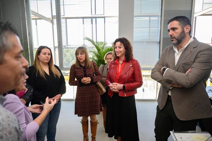 María del Mar Vázquez visita la nueva Oficina de Registro y Atención Ciudadana de El Toyo-Retamar