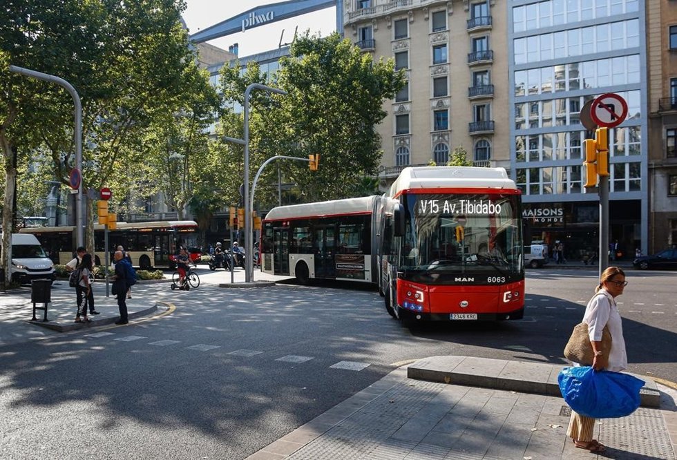 Archivo - Bus V15 de Barcelona en el giro de avenida Diagonal y Via Augusta.