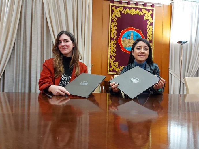 Cintia Bustos y Elena Martínez Sánchez suscriben el convenio de colaboración para el impulso de las actividades culturales.
