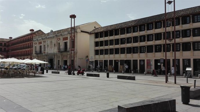 Archivo - El Mercado Sánchez Peña (al fondo), en la Plaza de la Corredera.