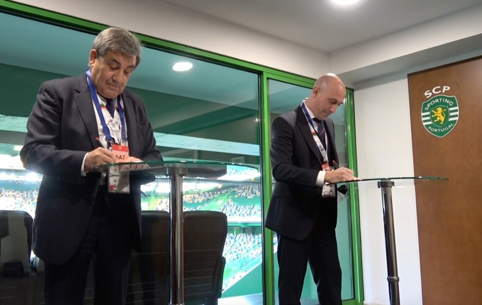 Archivo - Luis Rubiales, presidente de la RFEF, y Fernando Gomes, presidente de la FPF