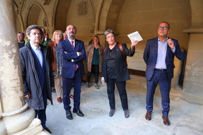 El presidente del Gobierno de Aragón, Javier Lambán, ha visitado la iglesia de San Pedro el Viejo.