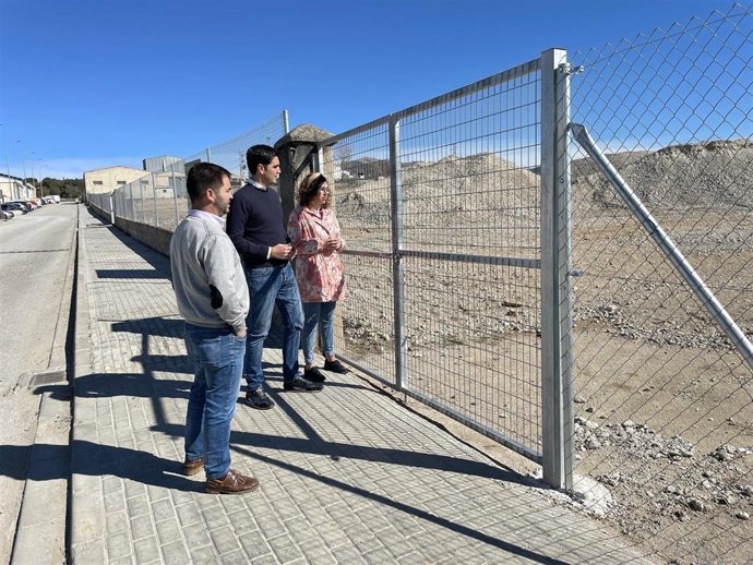 El alcalde ante el solar de la nave demolidad