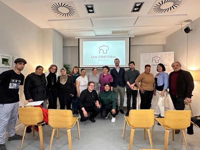 Graduación de las personas que han participado en la VIII edición del curso formativo en Horeca para personas en situación de vulnerabilidad.