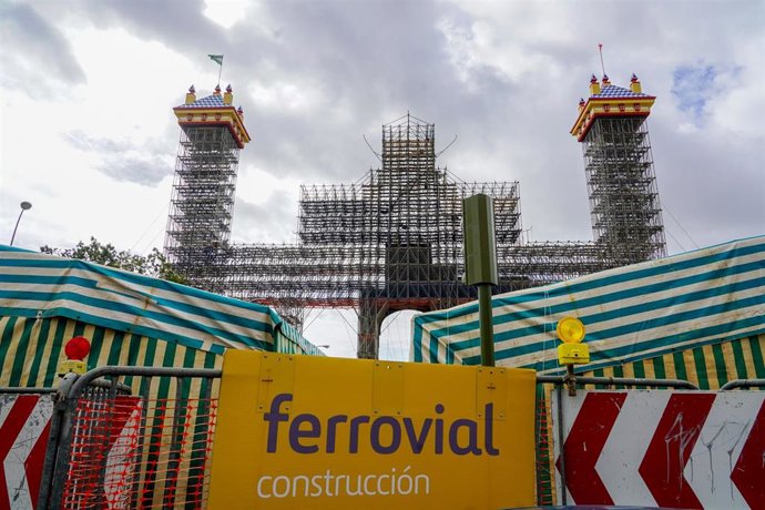 Trabajadores en tarea de montaje de la portada de  la Feria de Abril del 2023 a 07 de marzo del 2023 en Sevilla