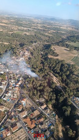 Incendi forestal al costat d'una urbanització de Masquefa (Barcelona)