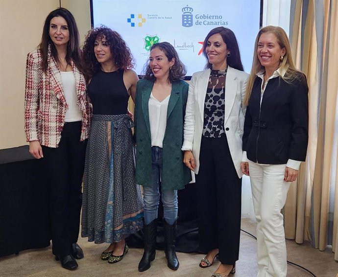 Silvia Casas, de Lundbeck; Natacha Sujanani, médica especialista en psiquiatría; Isabel Aguilar, presidenta de la Fundación Juana Reyes; Natalia González, coordinadora de Salud Mental, y Vanesa Martín, vicepresidenta del Colegio de Dentistas de SC
