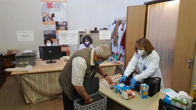 Voluntarios de la Asociación de Caridad San Vicente de Paul, preparando bolsas de alimentos en su sede.
