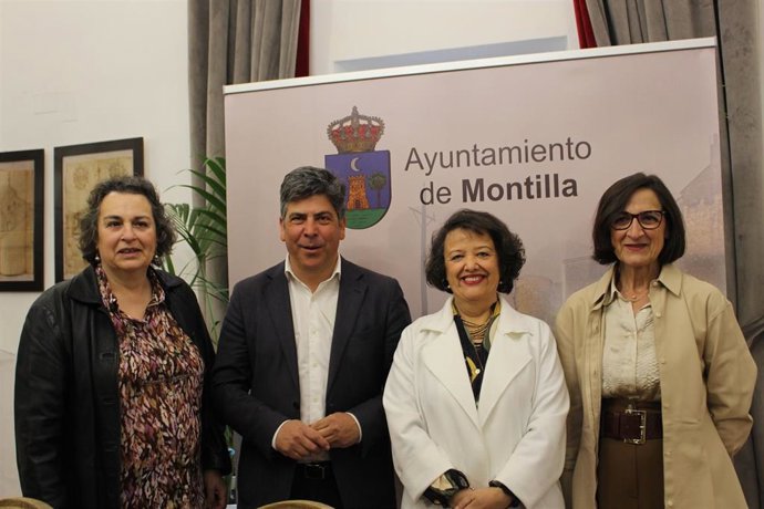 Rafaela Valenzuela visita el Ayuntamiento de Montilla.