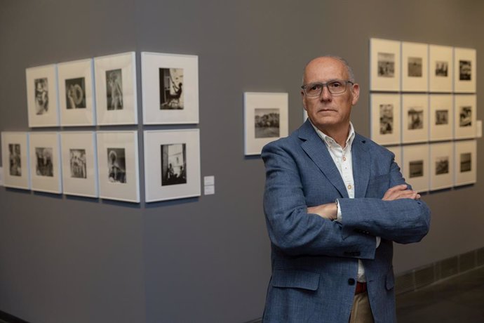 Enric Mira, comisario de la exposición 'Leo Matiz. Imaginario colombiano', en el Museo Universidad de Navarra.