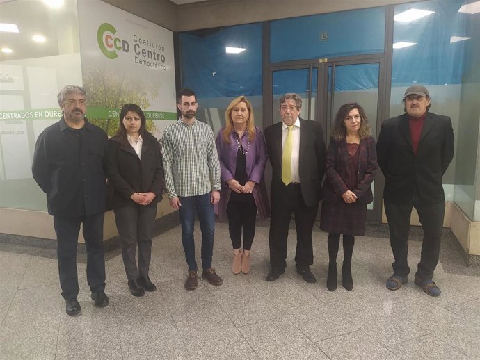 La candidata a la Alcaldía de Ourense por Coalición de Centro Democrático, María Dibuja, y otros miembros del partido.