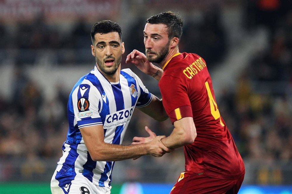 El centrocampista de la Real Sociedad Mikel Merino y el jugador de la Roma Bryan Cristante, durante un partido de la Europa League 2022-2023.