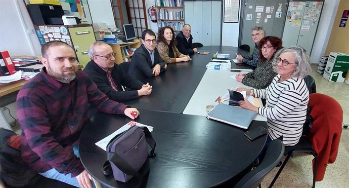 El conseller de Modelo Económico, Turismo y Trabajo, Iago Negueruela; la directora general de Trabajo y Salud Laboral, Virginia Abraham: y del director general de Modelo Económico y Empleo, Lloren Pou, reunidos con representantes de CCOO y UGT en Menor