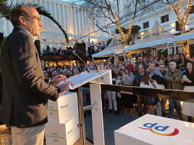 El candidato del PP en Cáceres, Rafael Mateos, presenta su proyecto para la ciudad.