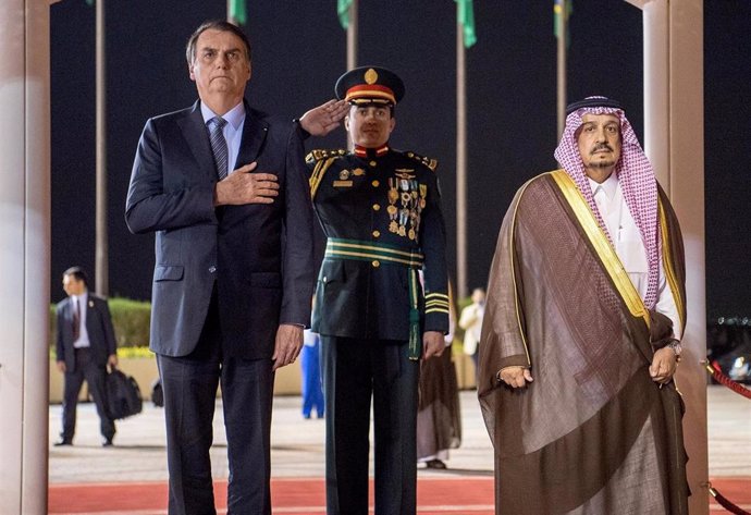 Archivo - Jair Bolsonaro y el gobernador de la provincia de Riad, Faisal bin Bandar Al Saud.