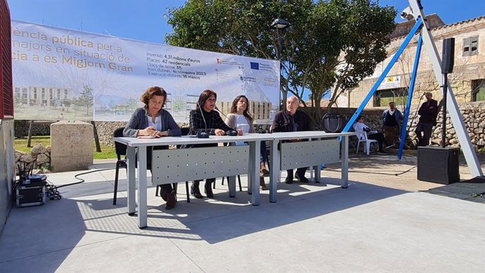 La consellera de Asuntos Sociales y Deportes, Fina Santiago; la alcaldesa de Es Migjorn Gran, Antnia Camps; el arquitecto menorquín Guillem Coll, y la representante del despacho de arquitectura H30 Architects, presentando el proyecto