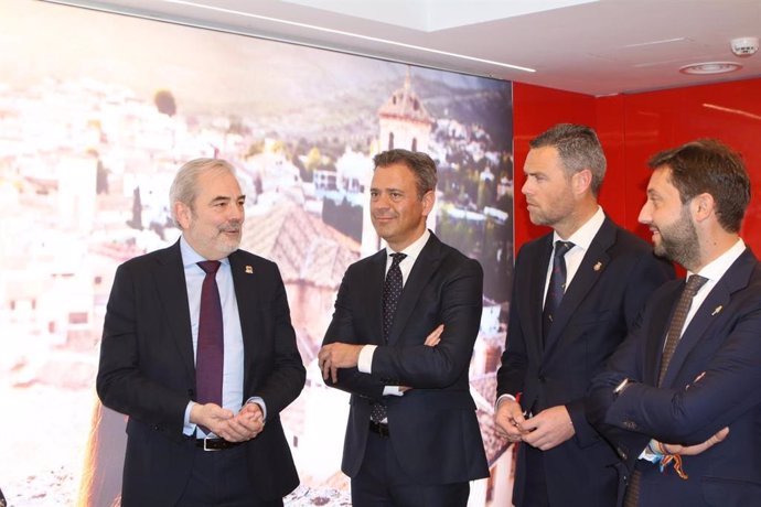 El consejero de Turespaña en Roma, Gonzalo Ceballos, el consejero de Presidencia, Turismo, Cultura, Juventud, Deportes y Portavocía, Marcos Ortuño, el alcalde de Caravaca de la Cruz, José Francisco García, y el director del Itrem, Juan Francisco Martínez