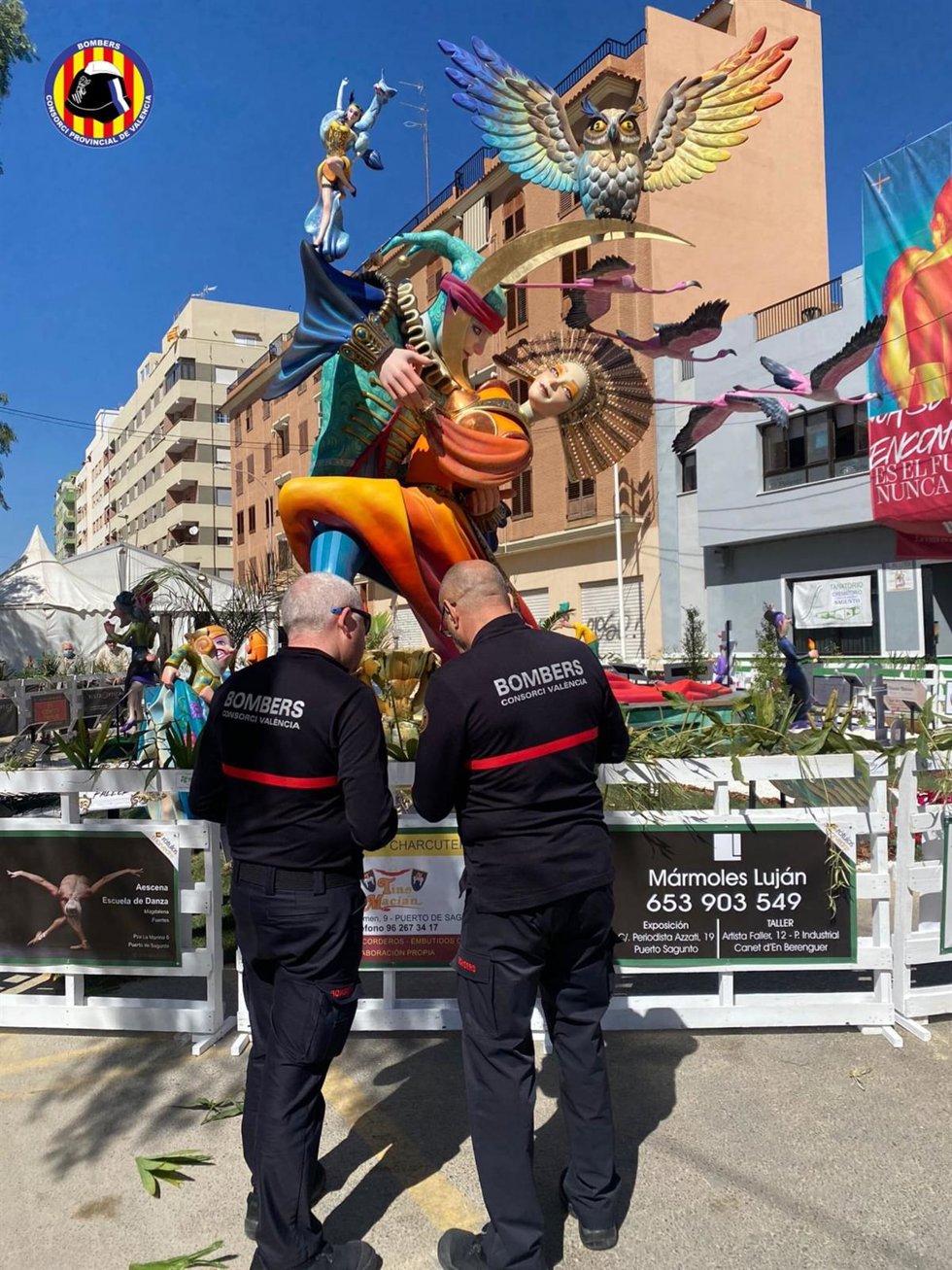 Bomberos inspeccionan una falla
