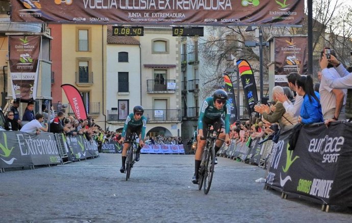 Corredores del equipo Finisher durante la crontrarreloj por equipos en Plasencia.