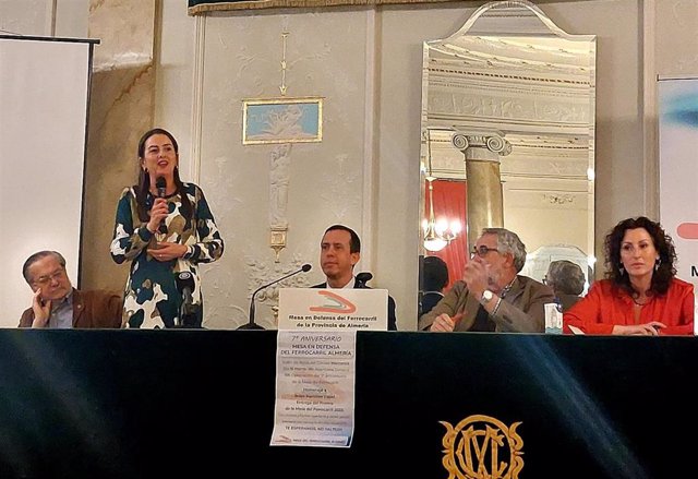 La delegada del Gobierno de la Junta de Andalucía en Almería, Aránzazu Martín,  en el acto conmemorativo del 7° Aniversario de la creación de la Mesa del Ferrocarril en Almería.