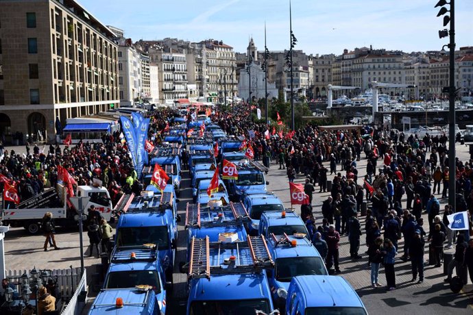 15 March 2023, France, Marseille: People take part in a demonstration against the government's proposed pension reform. The reform proposes to raise the retirement age from 62 to 64. A commission from both houses of parliament is to discuss it on Wednes