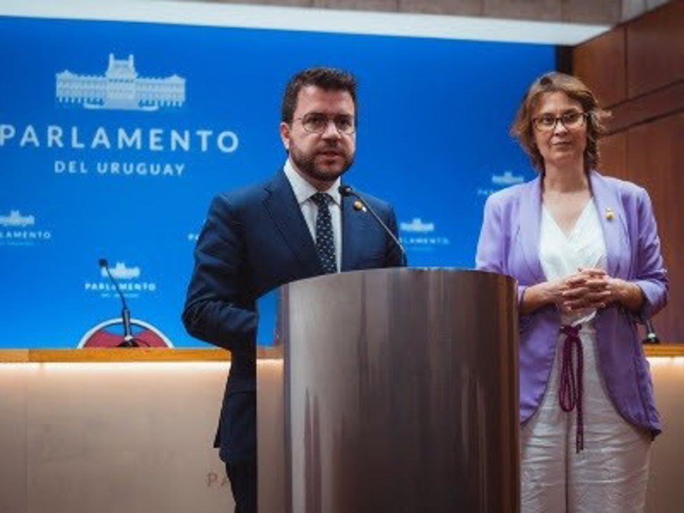 El presidente de la Generalitat, Pere Aragons, y la consellera de Acción Exterior, Meritxell Serret, en el Palacio legislativo de Uruguay