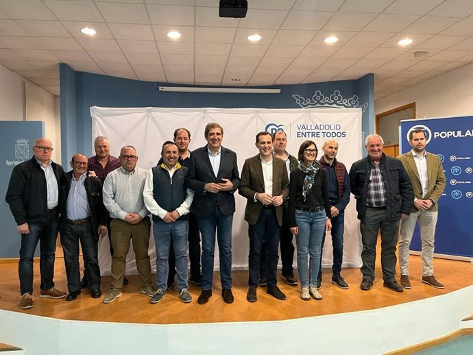Los doce candidatos a alcaldías de la provincia de Valladolid junto al presidente provincial, Conrado Íscar. En el extremo izquierdo, el actual alcalde de Olmedo, encausado por prevaricación.