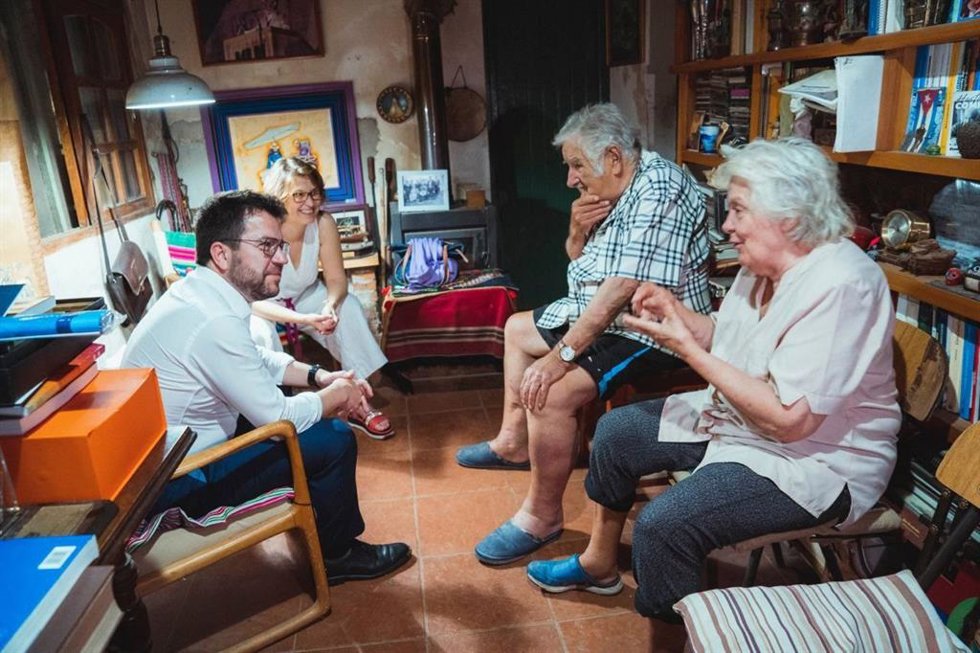El presidente de la Generalitat, Pere Aragons; la consellera de Acción Exterior, Meritxell Serret; el expresidente de Uruguay, José 'Pepe' Mujica, y la exvicepresidenta uruguaya Lucía Topolansky mantienen un encuentro en Montevideo.