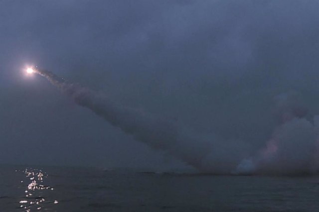 Corea del Norte lanza un misil balístico al mar de Japón ante la cumbre de Yoon y Kishida Imagen de un misil norcoreano