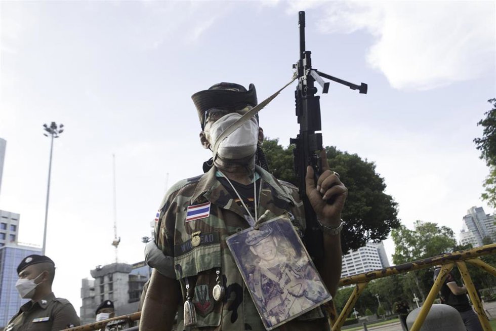 Archivo - Exsoldado que se había reunido con el general de división Jatiya sostenía una réplica de una pistola que, según se ha confirmado, es el arma homicida utilizada en el asesinato del general de división Jatiya hace 12 años.