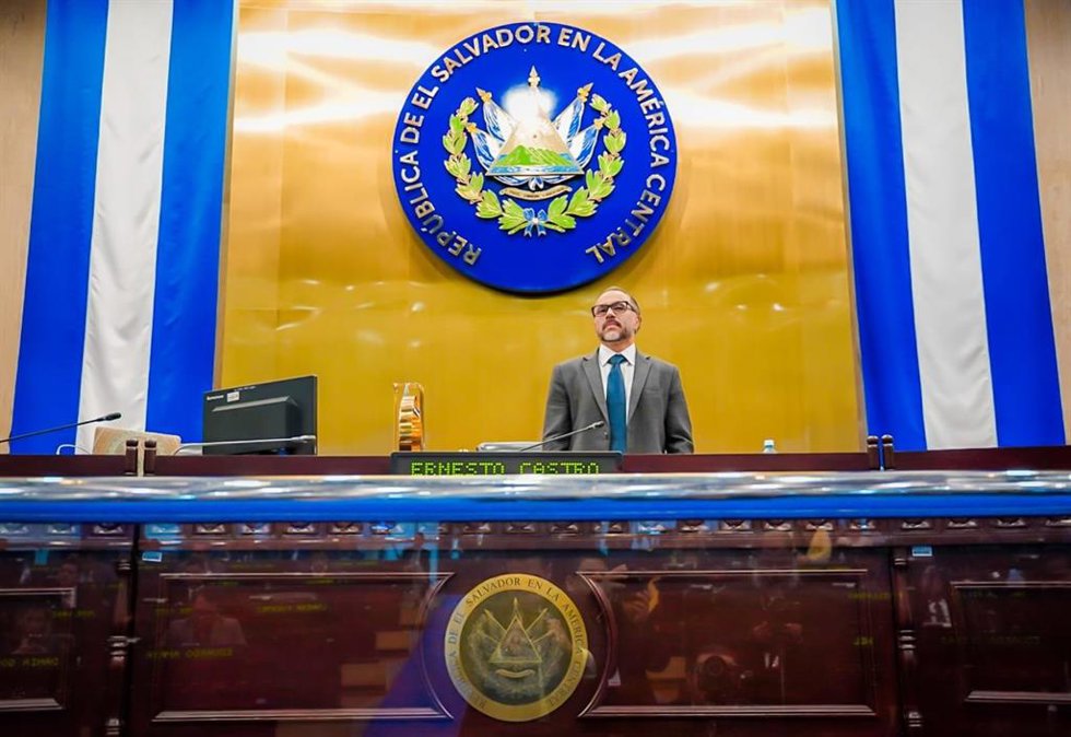 El presidente del Parlamento de El Salvador, Ernesto Castro