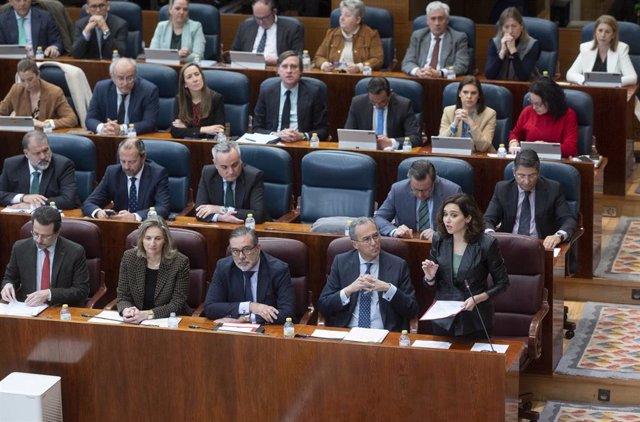 La presidenta de la Comunidad de Madrid, Isabel Díaz Ayuso, habla con la prensa tras un pleno en la Asamblea, a 16 de marzo de 2023, en Madrid (España). 