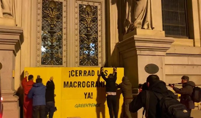 Activistas de Greenpeace bloquean el acceso principal al edificio del Ministerio de Agricultura.
